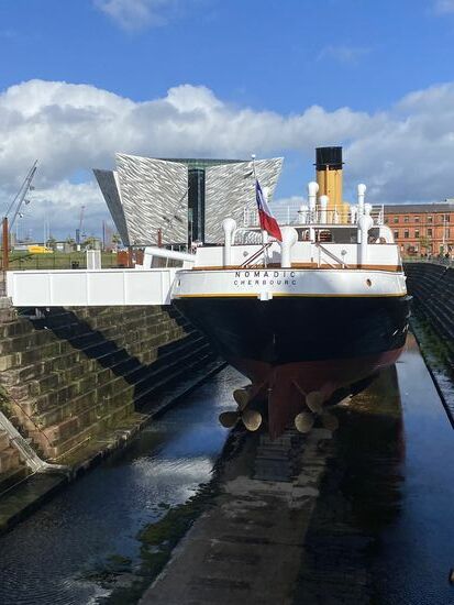 Immer wieder regnet es, erst gegen Nachmittag bleibt es länger trocken und wir gehen in Richtung Altstadt