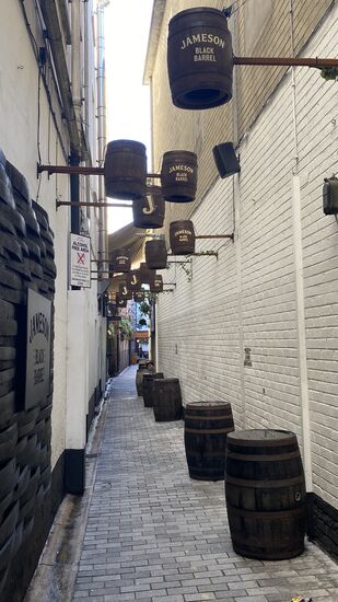 Vielleicht nett für den Abend?? Aber wir suchen eine bestimmte Gasse, die wir im Internet gesehen haben: mit vielen bunten Schirmen!