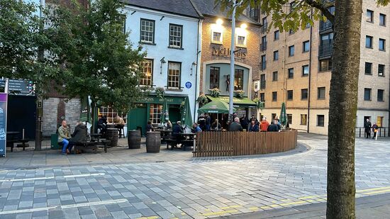 So besuchen Silvi und ich diesen Pub in der Nähe von unserem Hotel und die Männer gehen zurück