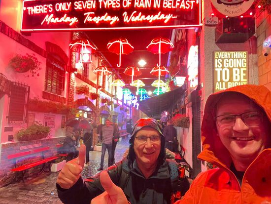 Thomas und Jens sind wohl im Rotlichtviertel..
…und man beachte das Schild oben…