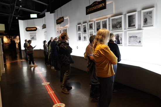 Neben Informationen über das leben in der damaligen Zeit wird der Bau der Titanic und ihrer Schwesternschiffe "Olympic" und "Bitannic"