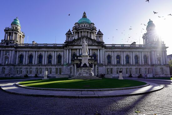 Wir besuchen die Stadthalle von Belfast