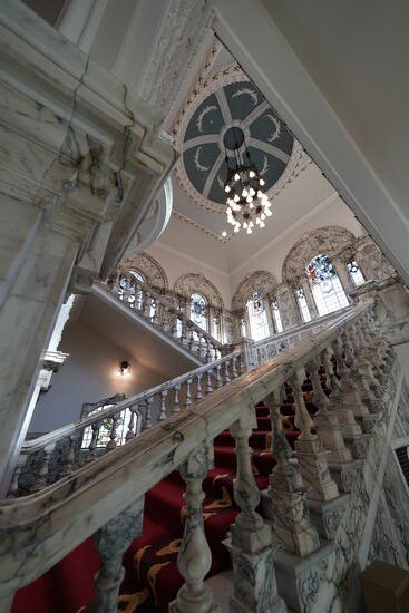 Innen sehr prunkvoll