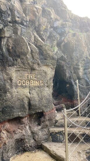 Der Eingang--wir haben eine Dame als Guide dabei und sind eine Gruppe von ca 10 Personen