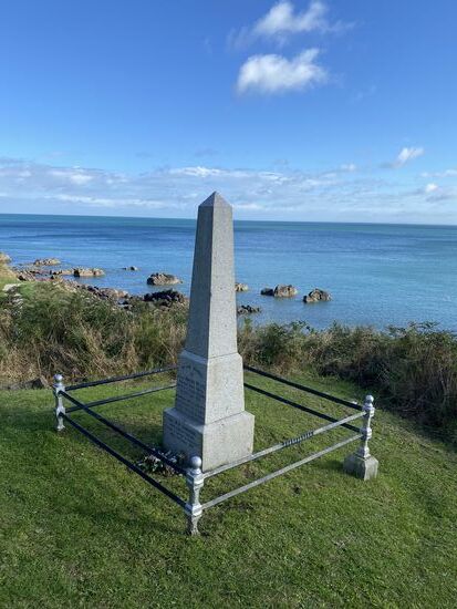 Dieses Denkmal ist zwei Corporals gewidmet die im ersten Weltkrieg in Frankreich gefallen sind. Freunde haben es gespendet, weil sie viel gemeinsame Zeit hier an den Gobbins verbracht haben