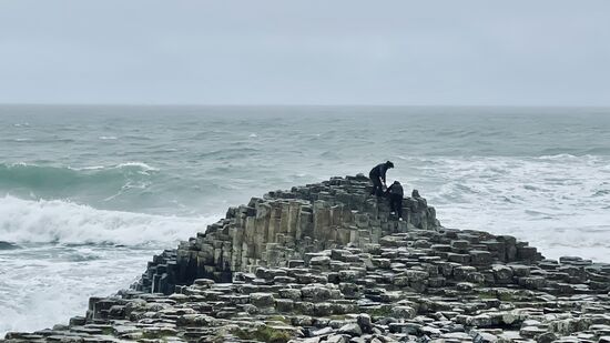 ...die Damen helfen sich gegenseitig auf die Steine...
