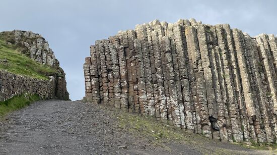 Mächtige, dunkle sechseckige Basaltsäulen ragen in die Höhe