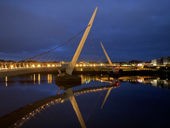 The Peace Bridge - Friedens-Brücke über den Fluss Foyle, die 2011 eröffnet wurde