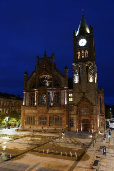 "The Guildhall Derry" - Das Rathaus mit kunstvollen Glasfenstern, welche die Geschichte der Stadt darstellen
