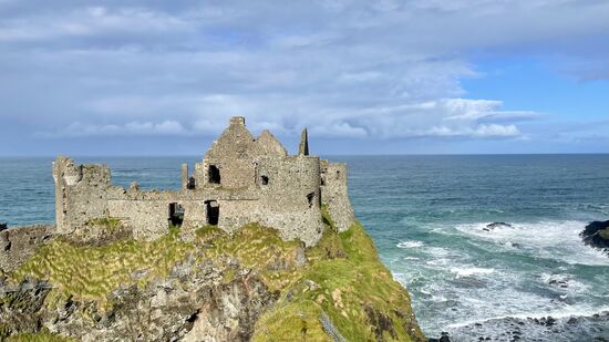 Nur 8km weiter sind wir am "Dunluce castle"--eine Burg, deren Ursprung über 2000 Jahre zurück reicht. Hier soll sich schon ein vorchristliches Ringfort befunden haben