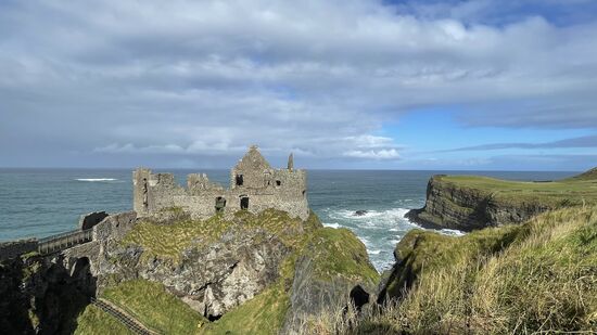Zur Aufgabe der Burg gibt es 2 Versionen. Die erste besagt, dass den Besitzern das Brausen des Meeres zu laut wurde, die andere, dass eine im Jahre 1639 neu errichtete Küche samt Personal ins Meer gestürzt ist.