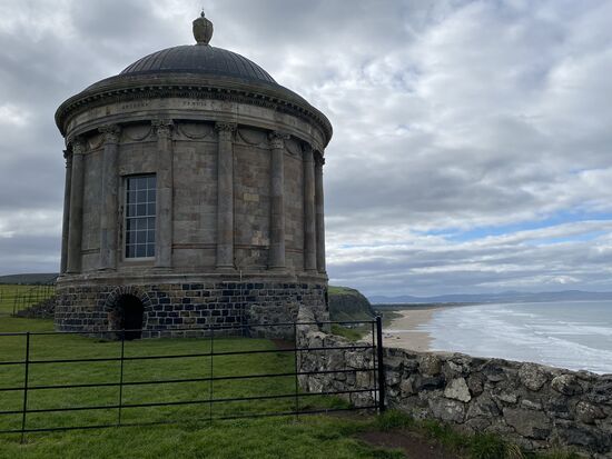 Und wieder ein paar Kilometer weiter sind wir am "Mussenden Tempel"--im Laufe der Jahre hat die Erosion der Steilküste dazu geführt, dass der Tempel nun nahe an der Steilküste steht und befestigt werden muss