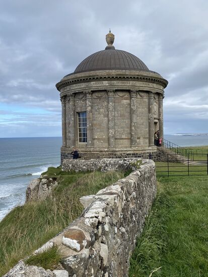 Dieser kleine Tempel wurde 1785 nach dem Vorbild des Tempels der Vesta von Rom am Downhill Demesne nachgebaut.
Der Earl baute ihn für seine Lieblingscousine "Lady Mussenden"