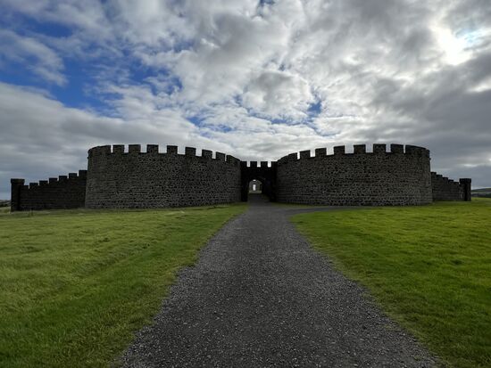 Fußläufig erreicht man das "Downhill house"--ein Herrenhaus, welches im Jahre 1851 größtenteils von einem Feuer zerstört wurde