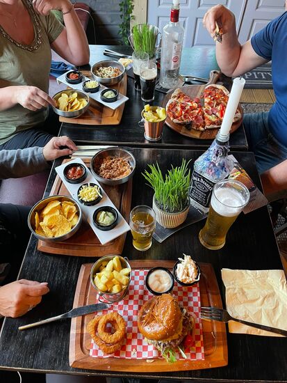 Und auf der kleinen Dachterasse, in einem Partyraum gab es wieder ein tolles Essen mit ein paar Pint...