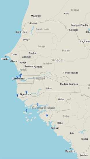 Hier sieht man, wie klein Gambia ist. Es ist das kleinste, unabhängige Land Afrikas und hat die Form eines langen, dünnen Bandes am gleichnamigen Fluss, umschlossen und fast isoliert vom dagegen groß wirkenden Senegal. 
Darunter befindet sich Guinea-Bissau, auch klein und im Gegensatz zu Gambia und Senegal touristisch noch ziemlich unbekannt.