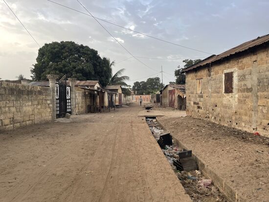 Noch 500m müssen wir zur Fähre laufen- wieder viel Dreck, der sich in der Rinne gesammelt hat 