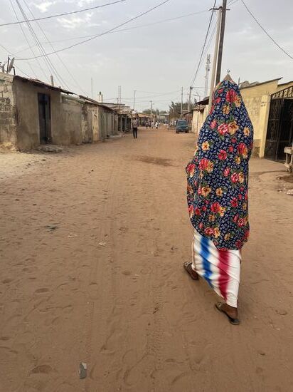 Einige Menschen gehen Richtung Fähre