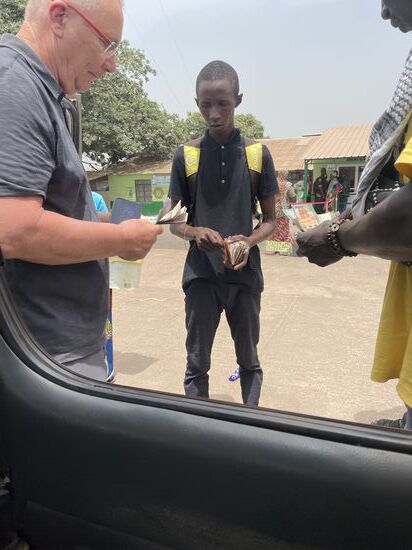 Bei ihm tauschen wir erstmal 200 Euro zu einem ganz guten Kurs:
1 Euro entspricht 650 XOF