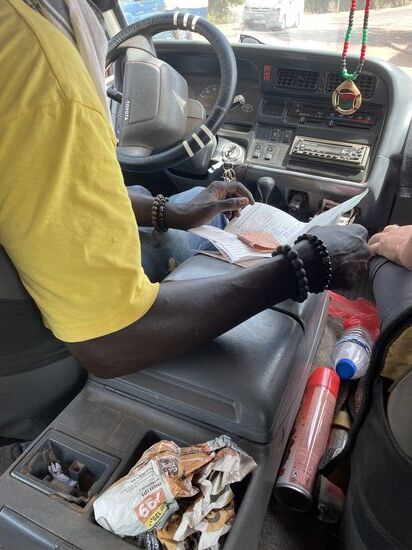 Hier werden die Papiere mit dem Scheinchen präpariert..