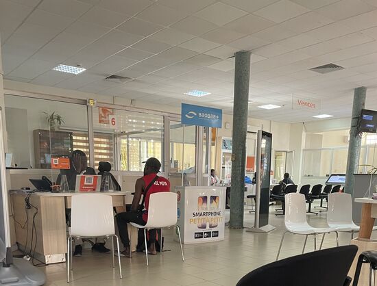 Hier besuchen wir einen Internet-Shop um eine Simkarte zu kaufen. Die Prozedur dauert ewig lange, weil er unseren Paß nicht einscannen kann. Schließlich gibt Dawda seinen Ausweis und läßt die Simkarte auf seinen Namen zu.
Eigentlich ist es schön hier—mit AC—herrlich!!