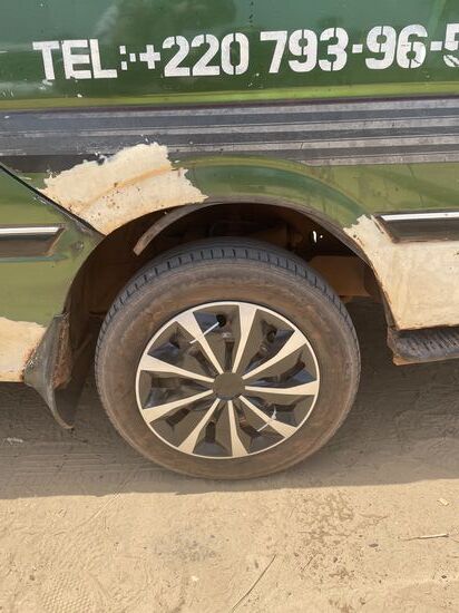 Stolz versuchen sie zu Zweit die Radkappen anzuklicken—geht nicht—andrücken auch nicht-auch mit Gewalt nicht—also muß Kabelbinder her….sieht schick aus…