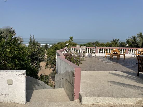 Guten morgen! Hier nehmen wir gleich unser Frühstück ein-die Treppe führt hinunter zum Strand