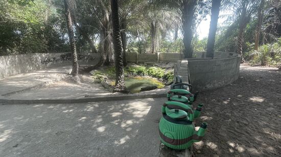 Der Platz wir peinlich sauber gehalten, ist ganz sauber gefegt (geht doch!!)und die Leute holen hier das Wasser und trinken es. Auch unser Guide hat einen Becher dabei und schöpft sich was heraus und trinkt es