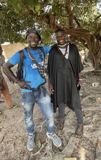 Dawda möchte unbedingt ein Foto mit diesem jungen Mann, weil er seinen Halsreif so toll findet. Diesen trägt er wohl seit 15 Jahren