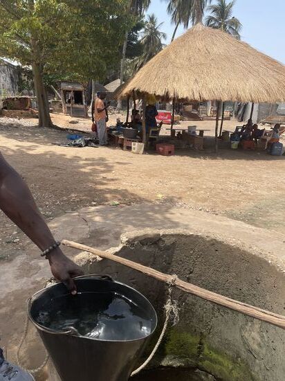 Hier im Dörfchen am Hafen ist ein Brunnen mit frischem Wasser