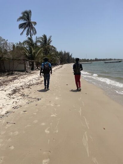 Es gab hier 2002 ein schweres Schiffsunglück, der „Le Joola“  bei dem viele Menschen ums Leben kamen. Es war eine Passagierfähre mit der Route: Ziguichor-Dakar. Seitdem ist der Besucherstrom auf der Insel versiegt.