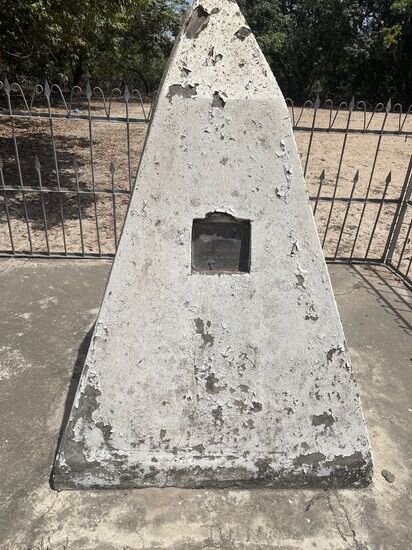 Hier wurde „Capitane Aristide Protete“ beigesetzt. Zusammen mit seinem Hund, sitzend auf einem Stuhl. Über dem Namen waren einst 2 Löcher, sodass man nach Belieben hineinschauen konnte. Die beiden Löcher wurden aber irgendwann verschlossen