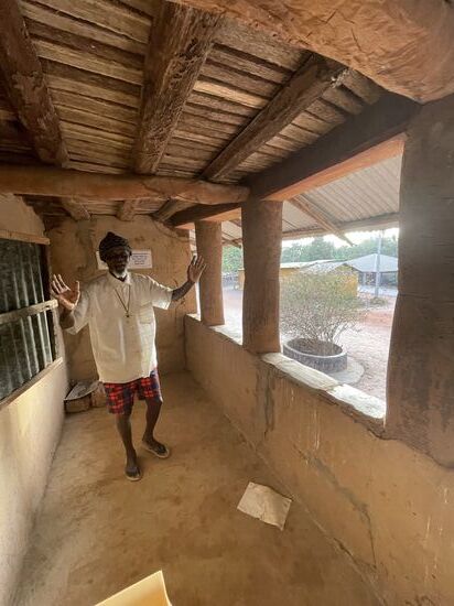 Die Loggia—der alter Herr spricht nur französisch, was aber seinen Redefluss nicht bremst