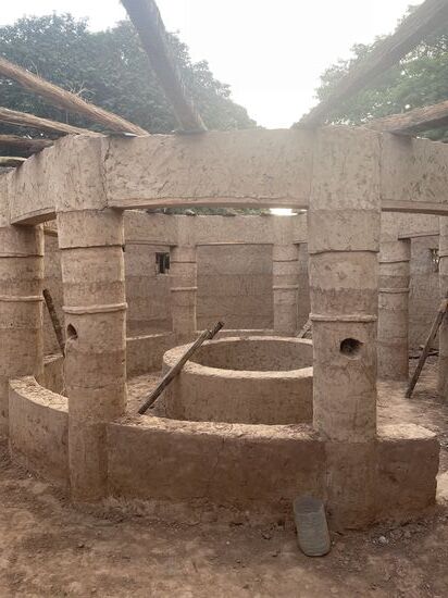Es dient dazu, um Regenwasser aufzufangen. Es läuft innen das Dach hinunter in ein großes Bassin