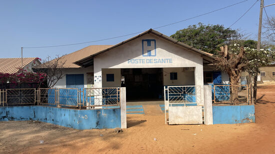 Wir fahren einige Kilometer bis zum village der Animisten, nach Diembering -
Hier ist ein Krankenhaus von Diembering