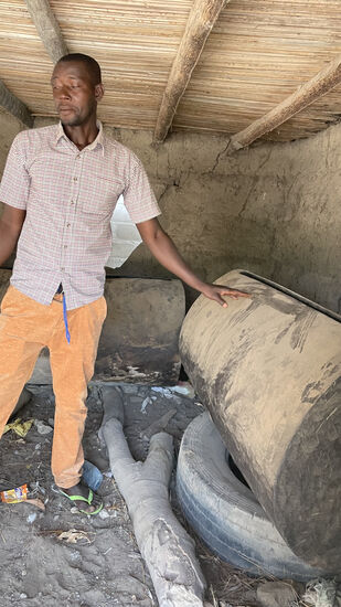 Das sind Trommeln, Jede hat einen anderen Klang und verkündet etwas, z.B. wenn einer verstorben ist