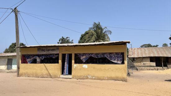 Wir schlendern weiter durch die brütende Hitze durchs Dorf-das ist ein Restaurant