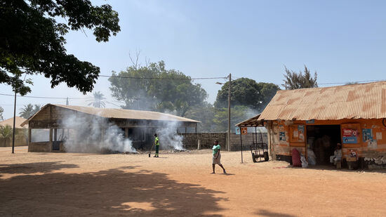 An manchen Stellen wird Müll verbrannt
