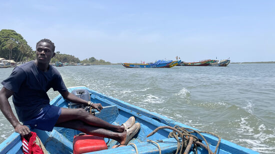 Der schicke unge Mann fährt uns über den Fluß zur Insel