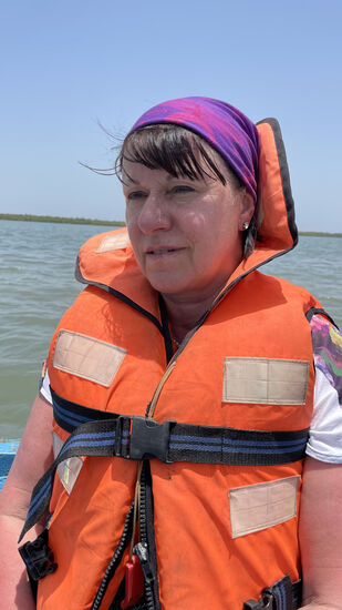 Schwimmwesten sind Pflicht. Wir müssen auch am Militärboot stoppen (fotografieren ist natürlich verboten) -hier wird auch genau in unsere Pässe geschaut
