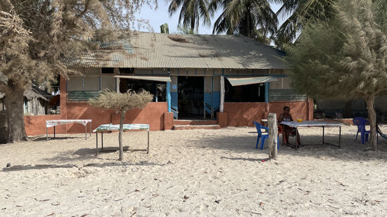 Weil alles heruntergekommen und ungepflegt ist. Hier kehren wir auf ein kühles Getränk ein-