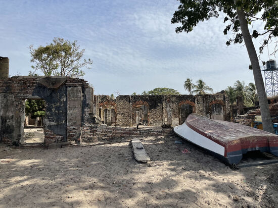 Die Reste der Schule