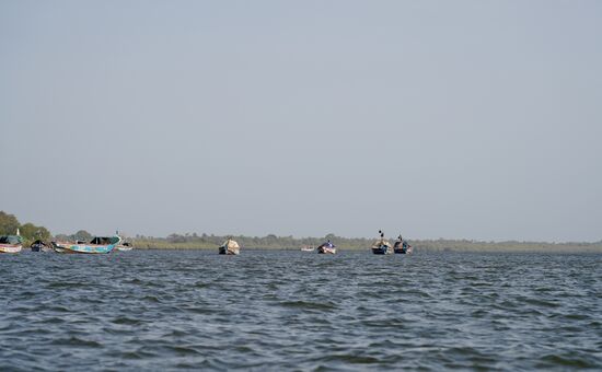 Es geht zurück—wieder werden wir gefragt, ob wir ein paar Passagiere mitnehmen.
Alles wieder arme Leute , die kein oder wenig Geld haben. Eine Frau ist dabei, mit einem Baby und einem stark behinderten Kind. Da kann Dawda wieder nicht nein sagen