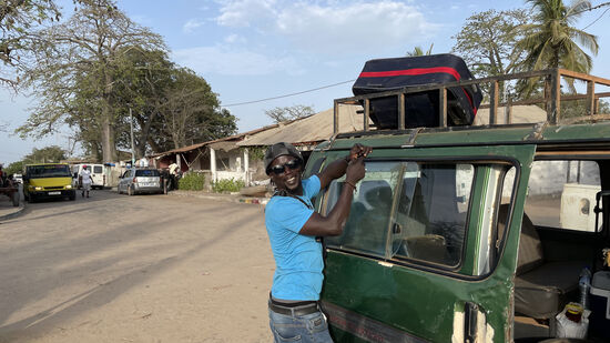 An Land angekommen, nehmen wir die ganze Bande auch noch im Bus mit. Sie wollen zufällig auch Richtung Cap Skirring
