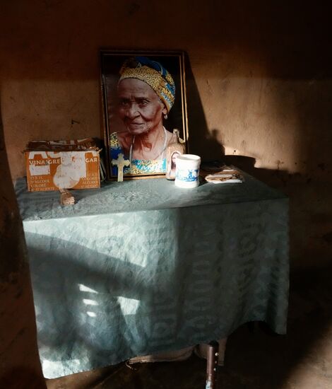 Hier am Eingang der Schrein seiner verstorbenen Mutter