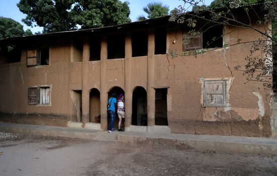 Nun besuchen wir noch das „Mlomp house“ - das Lehmhaus. Es ist komplett aus Lehm gebaut. Ein alter Mann lebt darin und zeigt es gern gegen eine kleine Spende