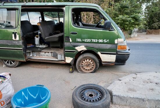 Er hat sich den Reifen am Bordstein kaputt gefahren!