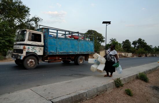 Die Dame kommt angerannt, als wir hielten. Sie will einen Bus stoppen der sie mitnimmt. Ob sie nicht für 2 oder 3 zahlen muß, bei DEM Gepäck??
