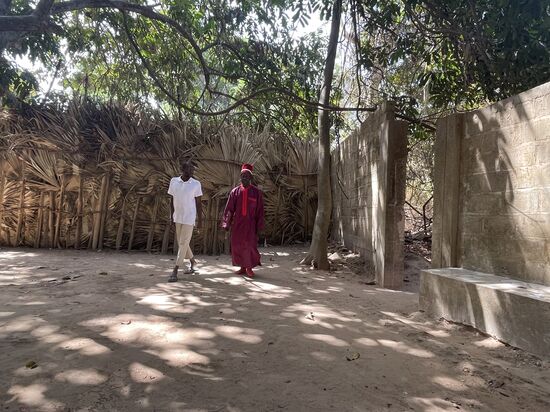 Da!!! Endlich!—Hinter der Bastwand ist sein Königreich