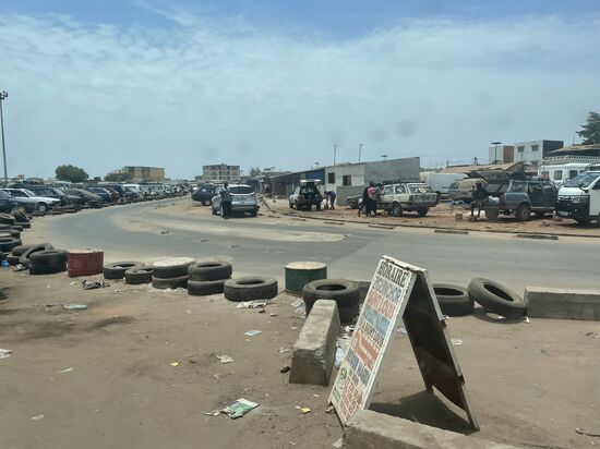 Nun fix nach Ziguinchor zur „Garage“- so nennt man hier den Sammelplatz wo sich alle Fahrzeuge treffen, Gäste einsammeln und dann überall hin fahren